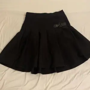 Säljer en svart kjol som inte längre används! 💕 Skriv om ni har frågor eller bilder💕 priset går definitivt att diskutera👍