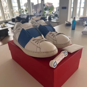 Valentino skor - Valentino skor  Storlek 43,5 Skick 7,5/10 Kvitto, kartong, nya snören Perfekta nu till sommaren 