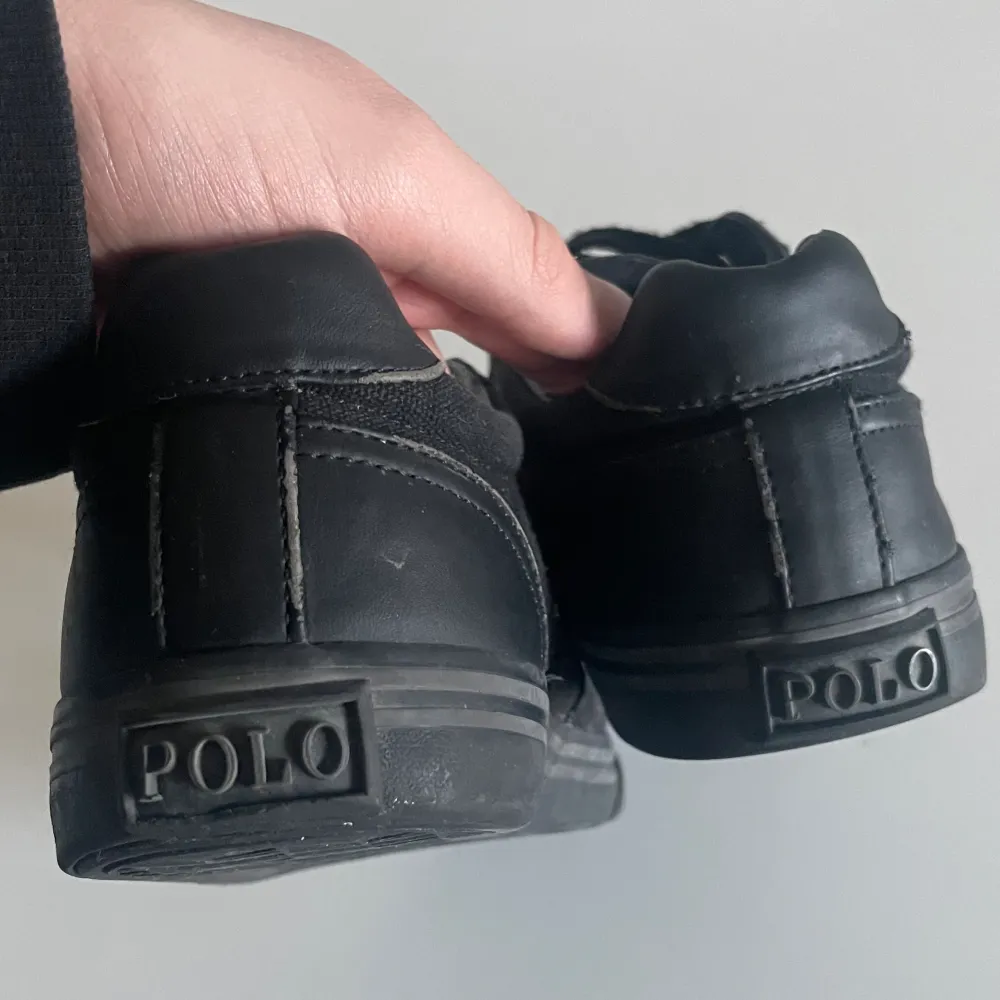 Sjukt Feta Polo Ralph Lauren skor i storlek 42 men passar också 43. (Tvättas innan dom fraktas) skick 7/10 💯🌟 Fraktar samma dag 🚚 Skriv för info . Skor.