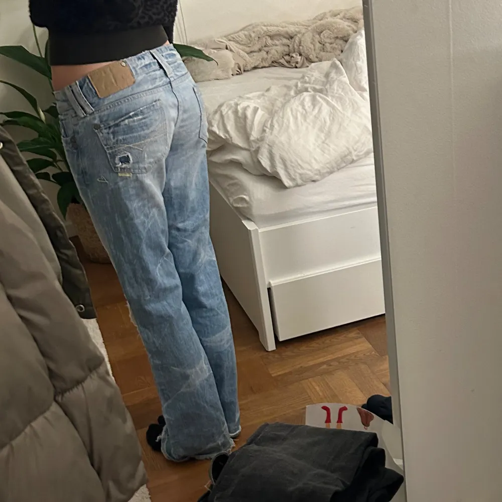 snyggaste jeansen! midjemått 39/40cm innerbenslängden 78/79cm, jag är 170. Lite slitna nere vid benens slut, skriv för bild. Buda! säljer inte under 500kr. Jeans & Byxor.