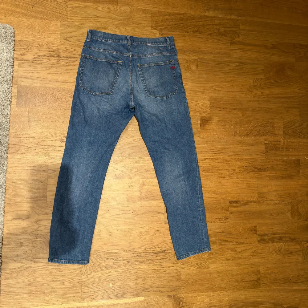 Säljer nu dessa fina diesel jeans då dom är lite för små på mig. Ny pris 1600kr mitt pris 200kr. Jeans & Byxor.