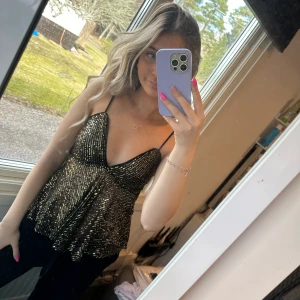 Topp - Jätte fin topp som aldrig är använd