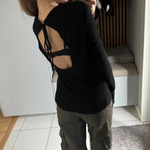 Stickad topp - Stickad topp med hål och rosett i ryggen från Weekday, knappt använd