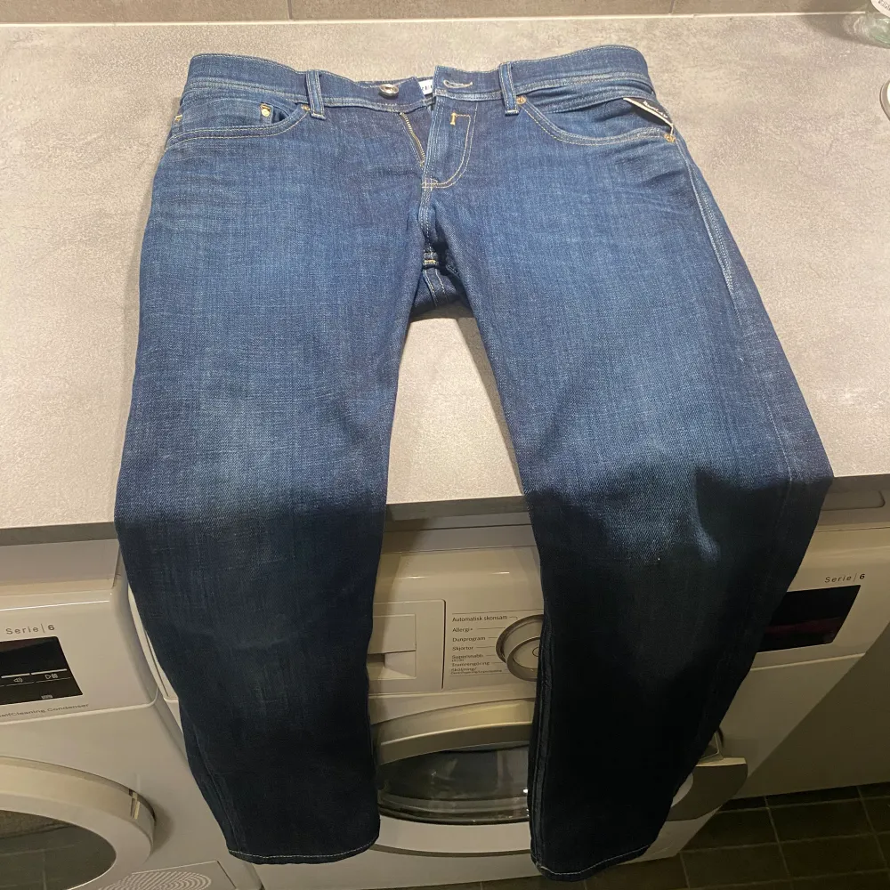 Säljer nu ett par snygga replay jeans storlek 30/32, hör av dig om du har några frågor !!. Jeans & Byxor.