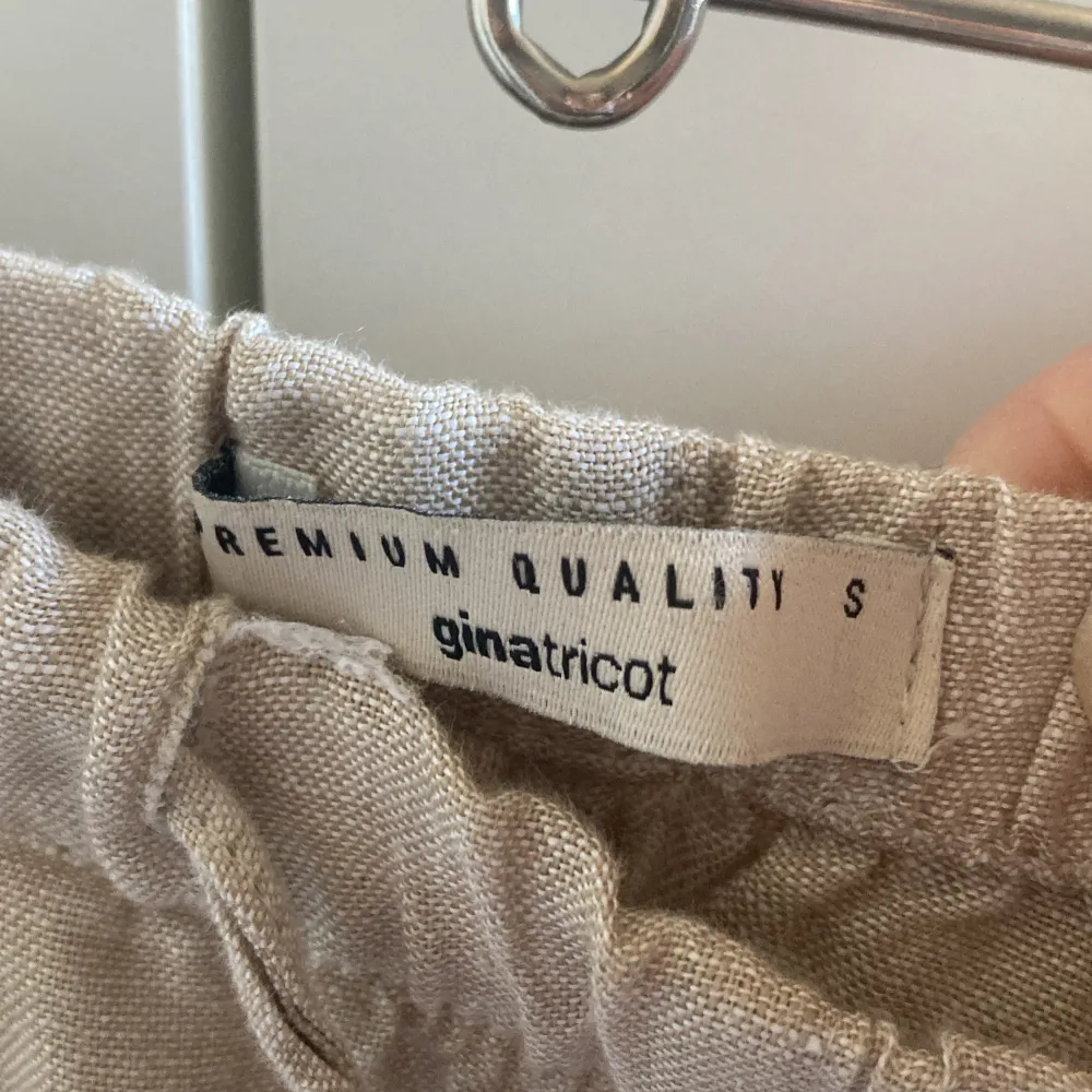 Säljer mina beiga linneshorts från Gina tricot som endast är använda 2 gånger🫶🏼 Pris kan diskuteras! Stl s men passar s-m🤍. Shorts.