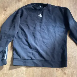 Fin sweatshirt från Adidas Skick 10/10 Säljer då jag inte använder den