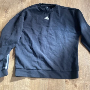 Adidas sweatshirt - Fin sweatshirt från Adidas Skick 10/10 Säljer då jag inte använder den