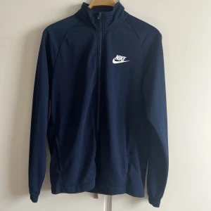 Nike set - Nike set, jacka o byxa i storlek Large. 