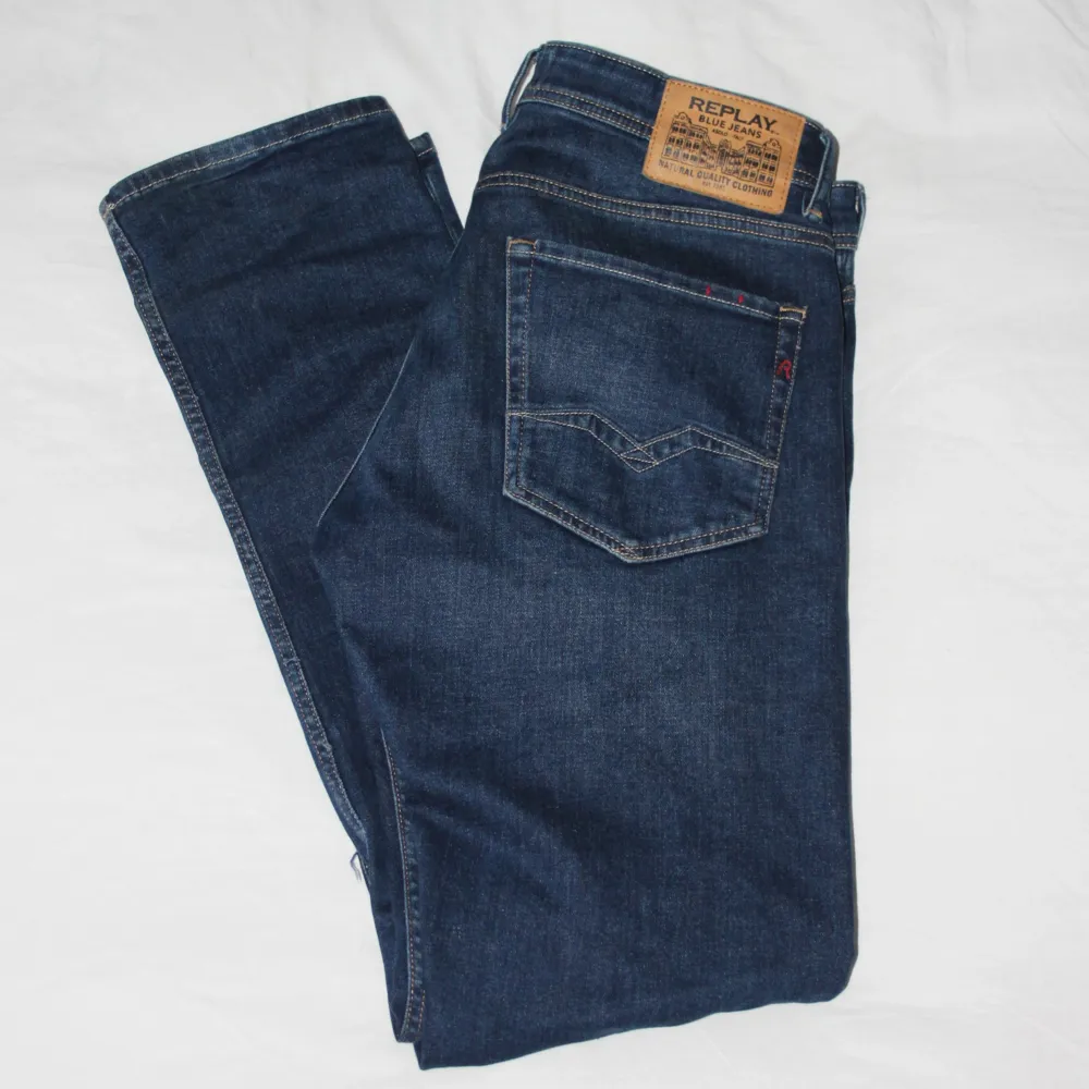 Säljer dessa feta replay jeans i en mörkblå färg. Fint skick, sparsamt använda.  Storlek 31/34. Jeans & Byxor.