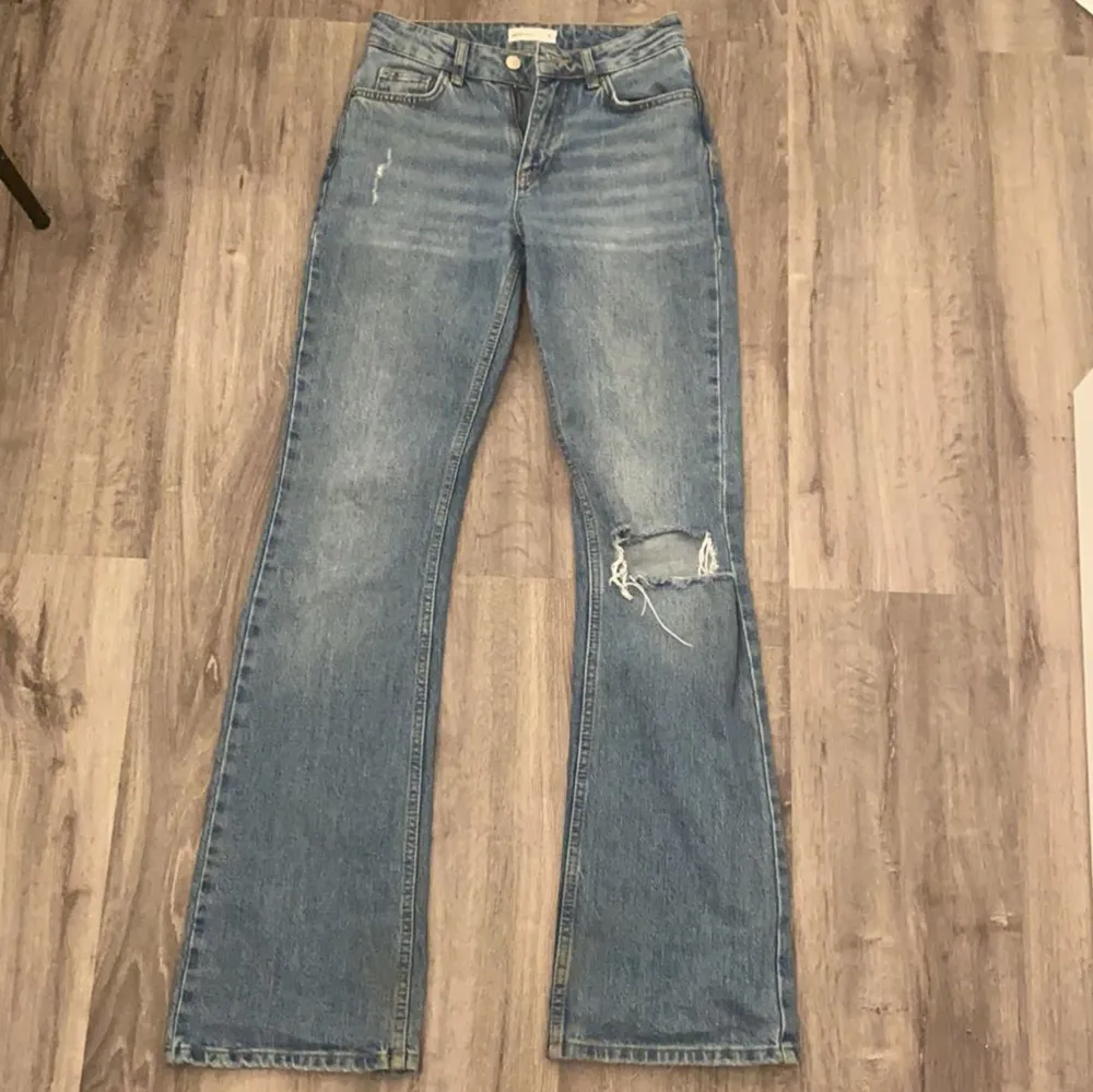 Säljer dessa superfina jeans, eftersom de är för små för mig. De är från Gina Tricot och är i storleken 32. De är i bra skick, förutom att de är slitna vid hälarna. Köparen står för frakten, och kontakta vid frågor!! 💓💓. Jeans & Byxor.