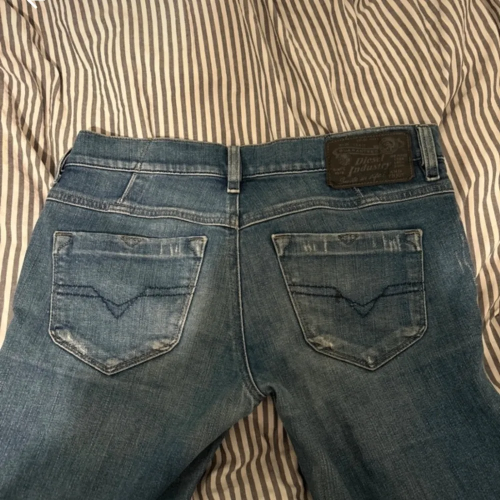 Intressekoll på dessa lågmidjade bootcut jeans från diesel❣️köpte på Vinted men passade inte tyvärr💘endast använda en gång! Lite insydda i midjan också🙌🏻lånade bilder från förra ägaren💗nypris: 350 Kontakta innan köp nu!!!. Jeans & Byxor.