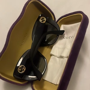 Äkta Gucci solglasögon  - Använt fåtal gånger  Köpta från mister spex för 2499kr Modellen heter GG 0327S 001 Köparen står för frakten, kan även mötas upp i Västerås.