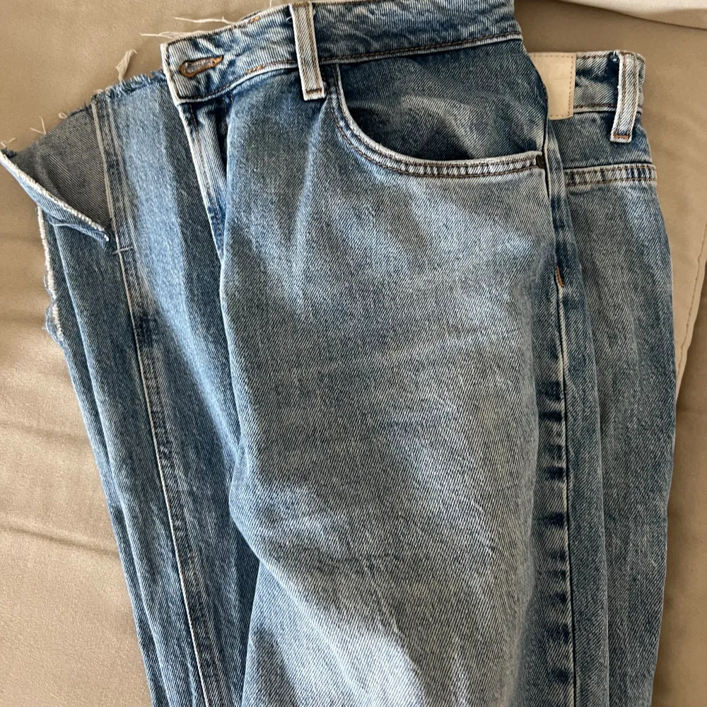 säljer dessa jeans ifrån zara, storlek L (40/42). 200kr. Jeans & Byxor.