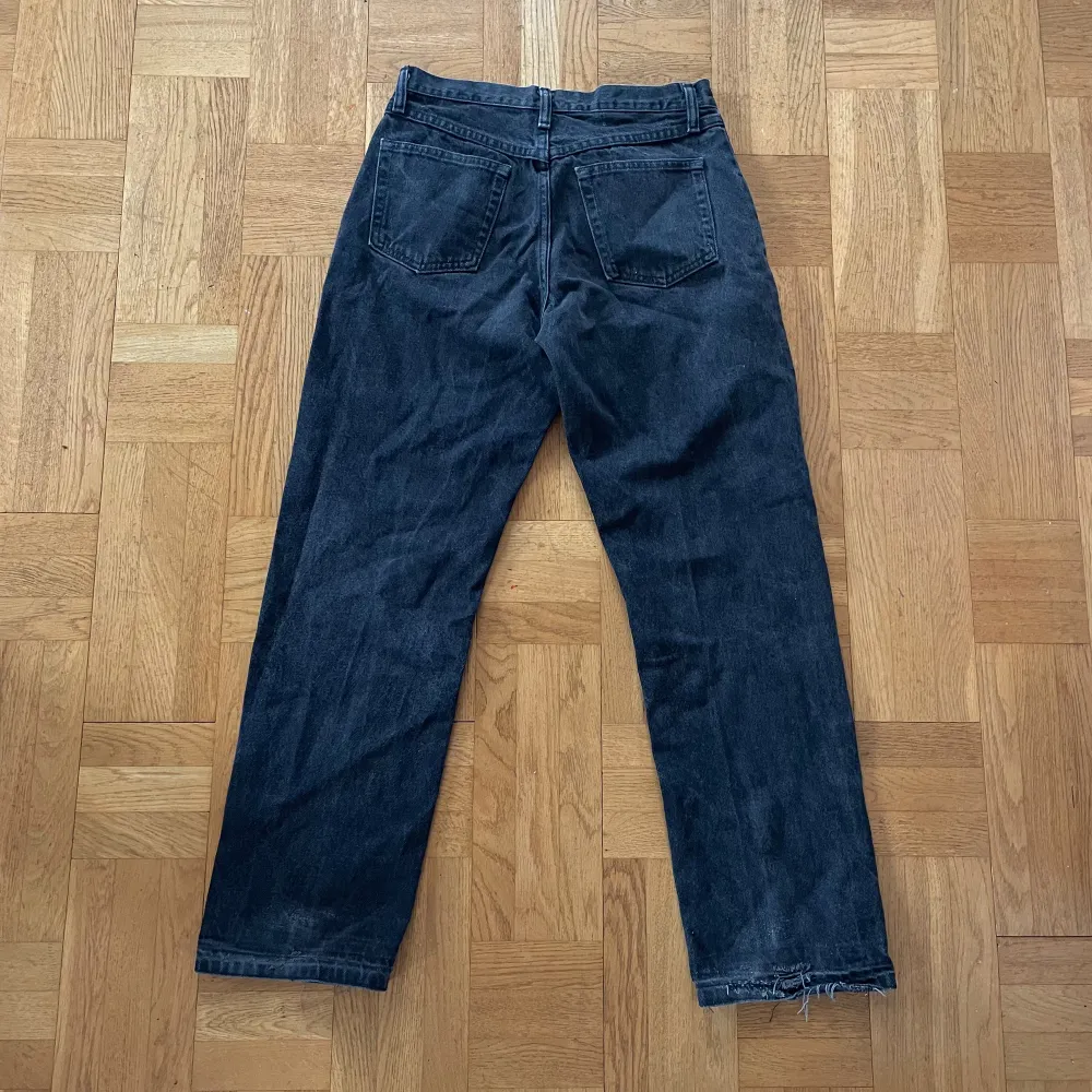 Svarta stentvättade Wrangler Jeans! I bra skick men har lite defekter, kan skicka bild vid intresse! Uppskattar till storlek ell större 36/38?. Jeans & Byxor.