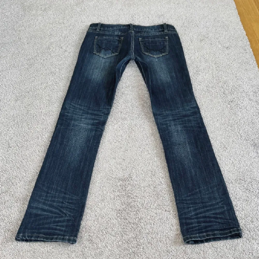 Intressekoll på mina low waist straight jeans som är köpta här på plick!! passade tyvärr inte mig💞jätte bra skick midjemått: 82 innerben: 82 . Jeans & Byxor.