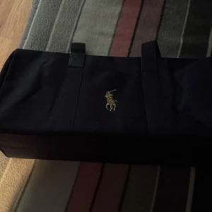 Polo bag - Snygg polo väska helt ny fick av morsan, inga skador aldrig använd.