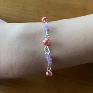 Hemmagjort armband  - Hemmagjort armband som jag har gjort själv 🫶 storlek: 19cm (går att justera till mindre)