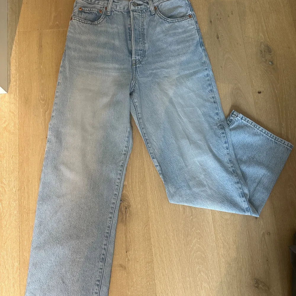 Jeans från Levis. Modellen heter ”RIBCAGE STRAIGHT”. Använda, men inga defekter. Nypris 1319kr. Jeans & Byxor.