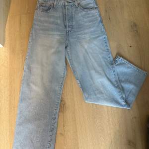 Jeans från Levis. Modellen heter ”RIBCAGE STRAIGHT”. Använda, men inga defekter. Nypris 1319kr