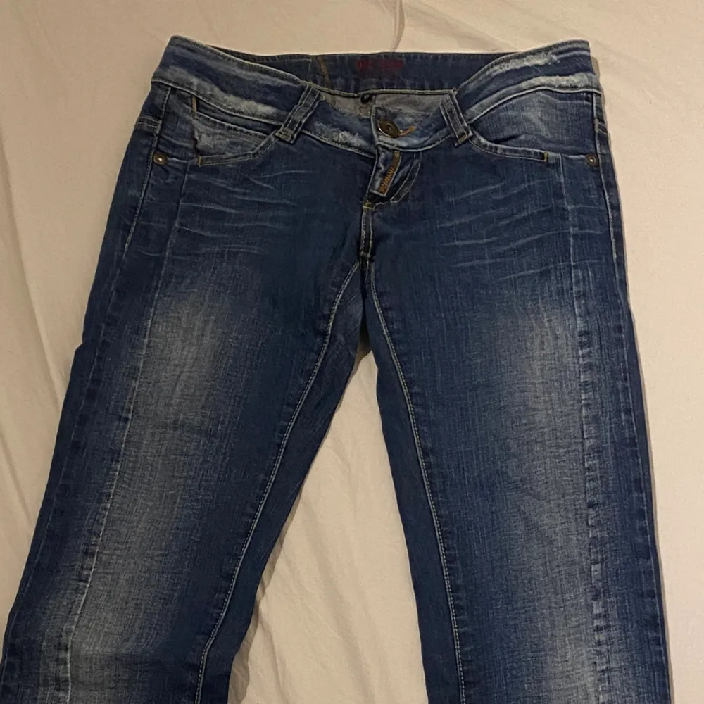 Utsvängd low waisted byxor med annorlunda fickor Säljer billigt för att jag vill bli av me de💕. Jeans & Byxor.
