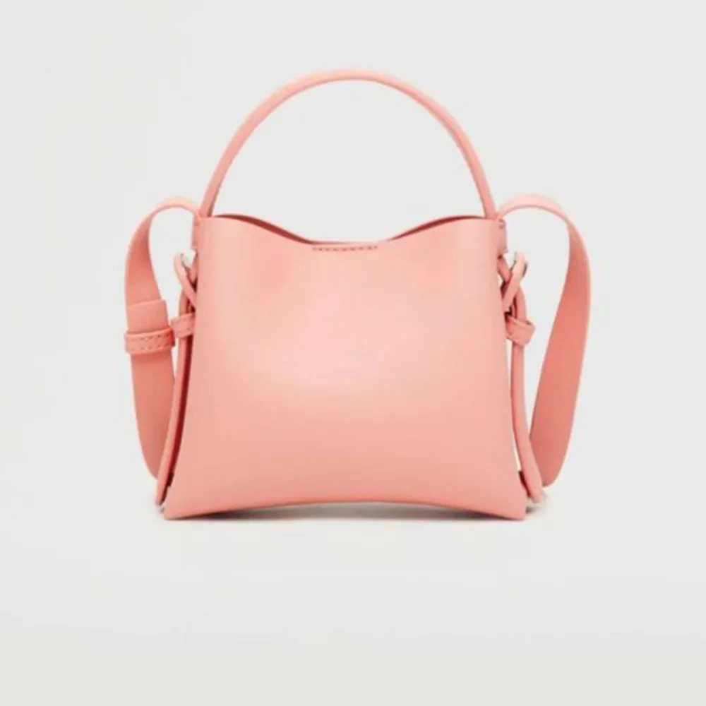 Supersöt rosa väska från mango!😍 Den är i superfint skick och knappt använd, en liten väska men du rymmer alla småsaker du vill ha med dig!🫶🫶. Väskor.