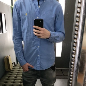 Ralph lauren Skjorta - En riktigt snygg ralph lauren skjorta i väldigt gott skick,  Jag på bilden är ca 182. Hör av er vid mer frågor!
