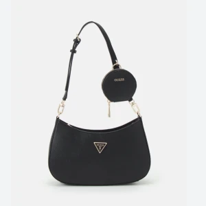 Guess väska - Säljer denna väska för 400kr. Det går även att ta bort den lilla runda väskan om man vill det.  Fraktar endast och köparen står för frakten 💕 Frågor eller funderingar, skicka ett meddelande!🤍