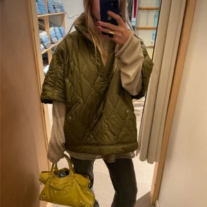 H&m cape - Såå populär pch snygg cape från h&m som är sparsamt använd och i fint skick (ser ut som att det är en liten fläck men det är på spegeln😅) storlek M men jag brukar ha xs/s, första bilden är lånad men de andra två är mina 