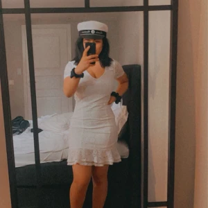 Studentklänning  -  Säljer min superfina studentklänning i spets  som är köpt från Bubbelroom 2022. Endast använd en gång och är som ny 🤩.  Nypris 649.  