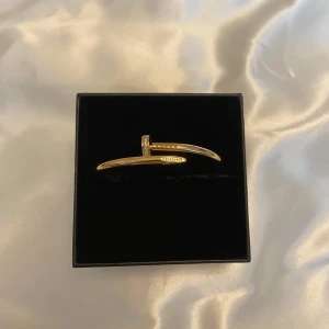 Guld armband - Material: rostfritt stål samt 18 k guldpläterad 