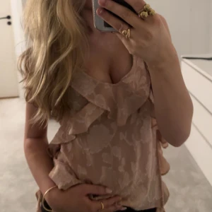 Zara topp - Jättesöt topp från zara. Aldrig använd, prislappen kvar. Orginalpris 379kr💞💞