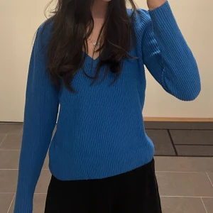 Blå tröja  - En jätte fin mörkblå tröja💘