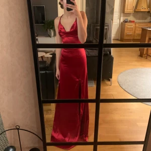Balklänning satin  - Hej!  Säljer nu min balklänning som aldrig kom till användning. Helt i nyskick och mycket fin! Tveka inte att höra av er vid frågor och jag  skickar gärna fler bilder vid intresse❤️