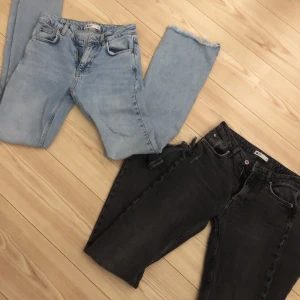 Perfect jeans från Gina tricot - 2 par byxor i samma modell och storlek köpta från Gina. Den jusblåa byxan har en liten färgfläck på sig,inte jätte märkbar. 1 för 200, båda för 300