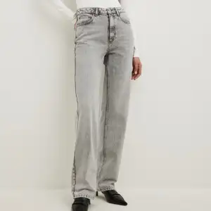 Gråa jeans från NA-KD. Storlek 44 men små i storleken!! ☺️ Så passar M/L 🩶 Nypris 549:-, säljer för 200 + frakt 🩶 Lappen sitter KVAR❗️
