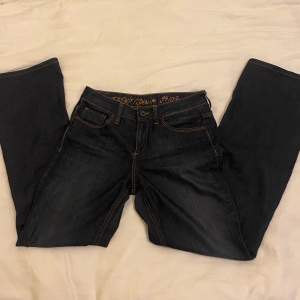 Är ett par Esprit jeans i bootcut. Är bara använda några få gånger. ❤️💙