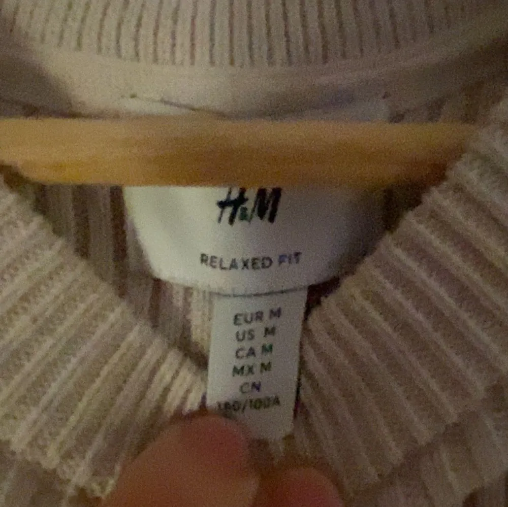 Fin Ribbstickad vit tröja från H&M. Knappt använd och i mycket god kondition utan defekter. Storlek är M men eftersom tröjan är rätt så oversized skulle jag säga att den passar mer dig som är L eller XL. Tveka inte med frågor!. Stickat.