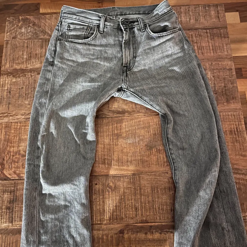 Ett par fina Levis byxor,bra skick.använder inte de mer,de passar inte mer. Köpte för 1100(OM DU VILL HA MER BILDER SKRIV PRIVAT). Jeans & Byxor.