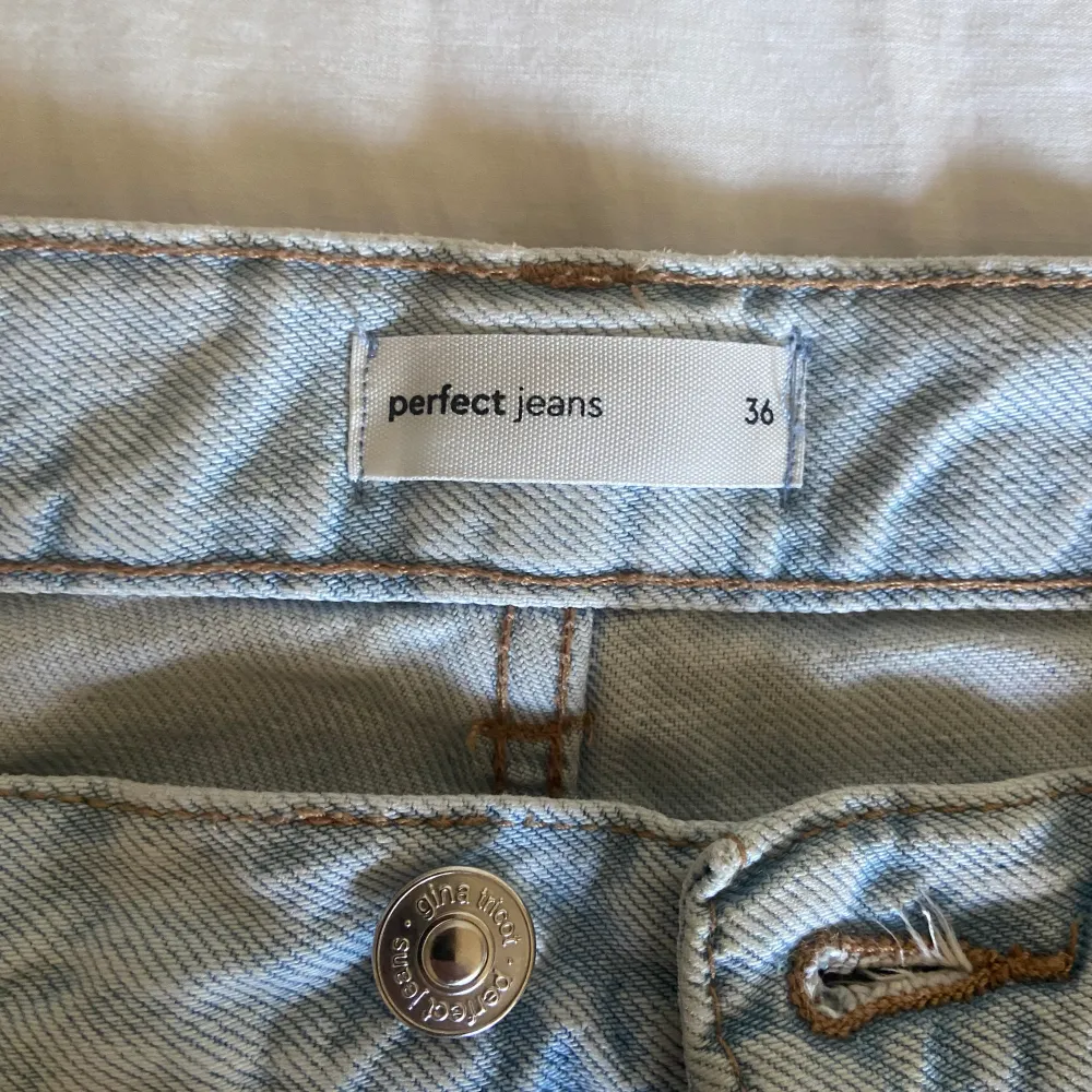 ljusa jeans i mycket bra skick. Hann använda få gånger innan jag tyckte dem var för korta (174) där av säljer jag dem💗. Jeans & Byxor.