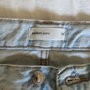 jeans  - ljusa jeans i mycket bra skick. Hann använda få gånger innan jag tyckte dem var för korta (174) där av säljer jag dem💗