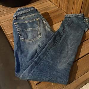 Ett par nudie jeans i storlek 27/30. De är nästan nya då jag använt det kanske fyra gånger för det var för små för mig. Pris kan diskuteras hör bara av er👌