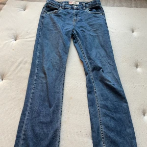 Levis 551z - Säljer Levis 551z authentic straight jeans köpta på kids brand store för cirka 2 år sedan säljer för att dom inte passar mig så bra längre, lite sönder vid lappen på baksidan men inte mycket