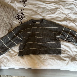 Fin stickad Tröja❤️ - Säljer en super fin stickad tröja från zara pga att jag vuxit ur den💞har blivit använd ett par få tal gånger och passar bra till både våren, hösten och härliga sommarkvällar🌸tröjan är köpt för något år sedan för 379kr!