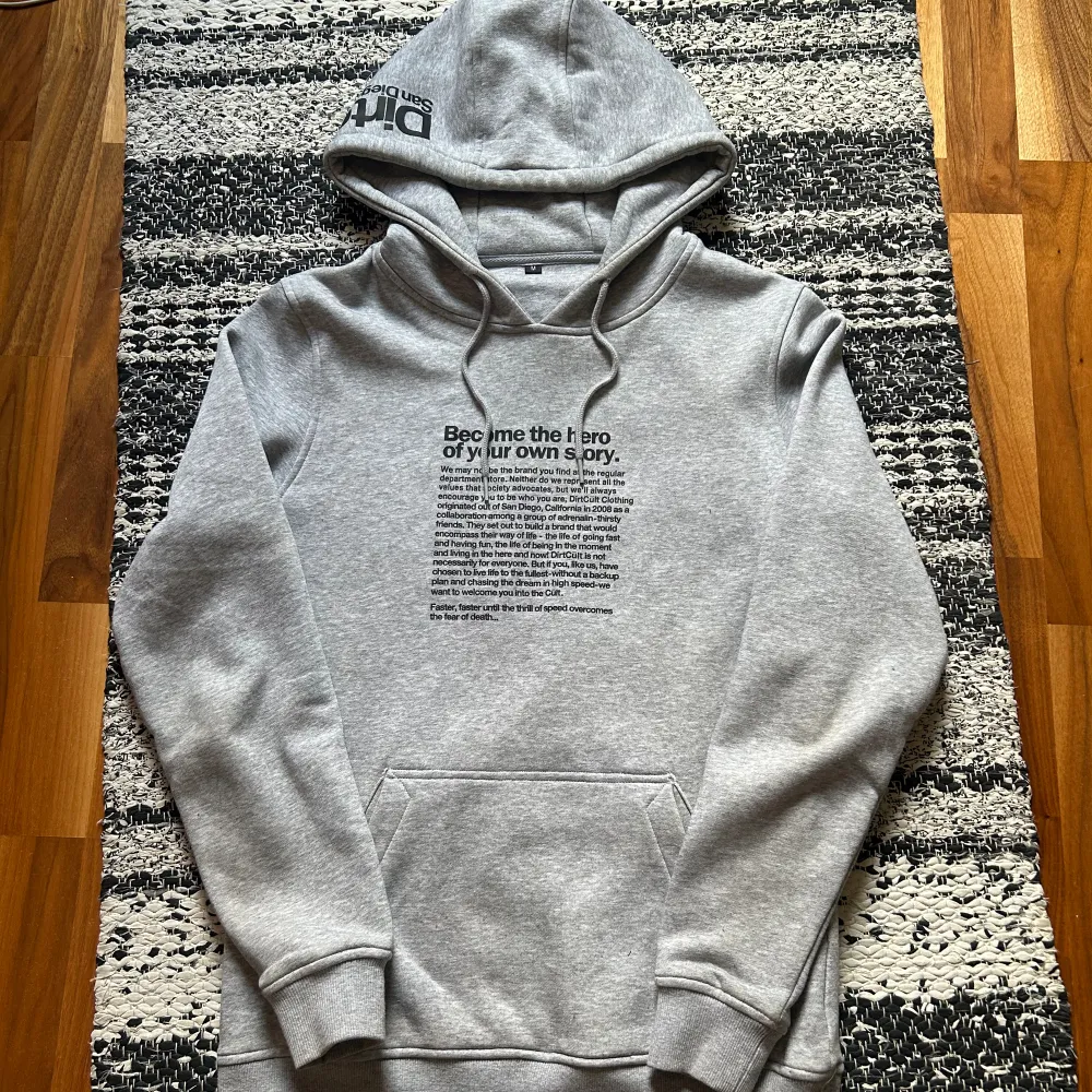 säljer nu en sparsamt använd dirtcult hoodie i storlek medium men sitter lite mindre. fint skick inga skor eller fläckar vad jag sett.. Hoodies.