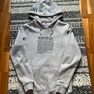Dirtcult hoodie - säljer nu en sparsamt använd dirtcult hoodie i storlek medium men sitter lite mindre. fint skick inga skor eller fläckar vad jag sett.