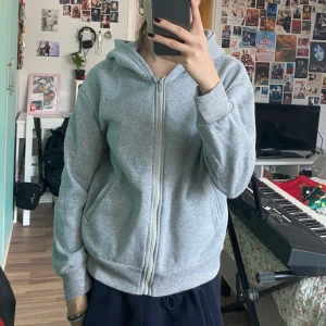 Grå kofta - Grå kofta i storlek S! 