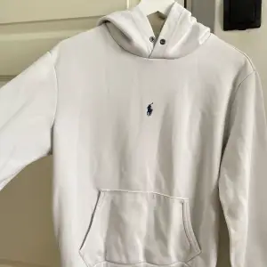 En vit POLO Ralph Lauren hoodie!  Säljer då den ej kommer till användning längre!   (Lite nopprig längst ner på ena sidan)  Kontakta för mer info!🤍💫