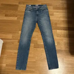 Tommy jeans i storlek 29/32, smalare modell, mycket snygga