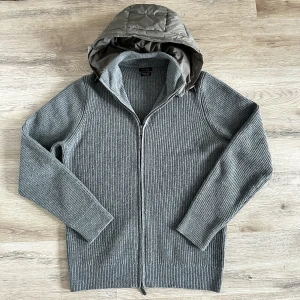 Massimo Dutti Cardigan - Säljer denna slutsålda och efterfrågade Massimo dutti cardigan, size L, fitpic kan lösas Mycket bra skick, använd fåtal gånger  Har även en beige  Följ för updates 