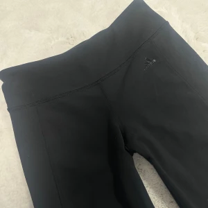 Adidas mjukis/träningsbyxor - Säljer ett par utsvängda adidas träningsbyxor/ mjukisar. De är i ett mjukt strechigt material så de passar både som träningsbyxor och mjukisbyxor, de är mid/ low waist. Storleken på etiketten är xs. Midjemåttet är 33cm och innerbenslängden är 84cm✨